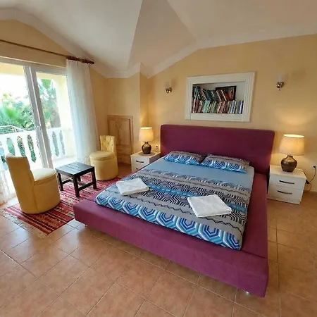 Villa Palace *